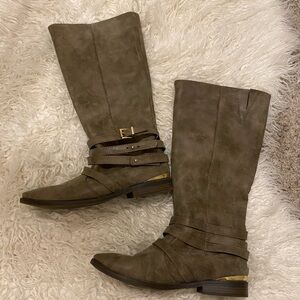 Grayish dark tan good condition boots! Size 8.5 worn a handful of times